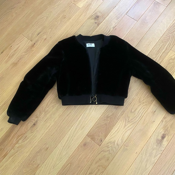 LF Black Faux Fur Cropped Bomber Jacket | Gold Zipper | Party Perfect Outerwear - Picture 2 of 4